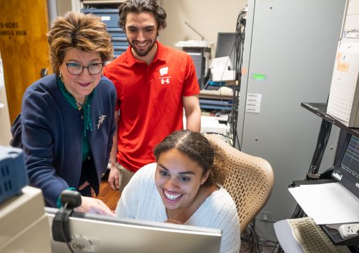 Dr. Mihaela Teordorescu talks with staff in her lab